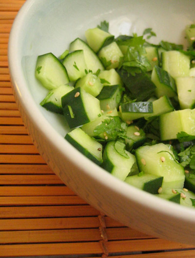 Salade de concombre au vinaigre de riz et à la coriandre