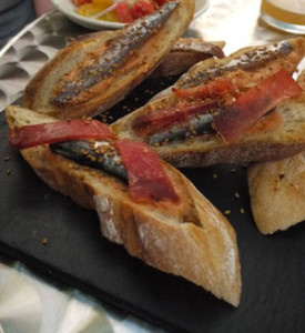 Pan con tomate, jabugo, anchois, sardines...